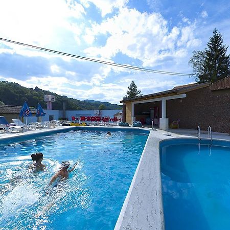 Hotel Vila Etna Ugrinovci  Zewnętrze zdjęcie